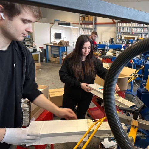 Výrobní hala s tiskovými technologiemi